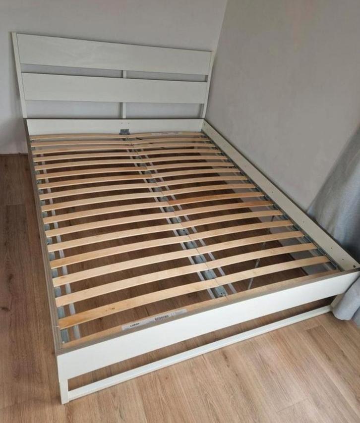 Bed met bijhorend nachtkastje van ikea, Huis en Inrichting, Slaapkamer | Bedden, Gebruikt, Tweepersoons, 140 cm, Overige materialen