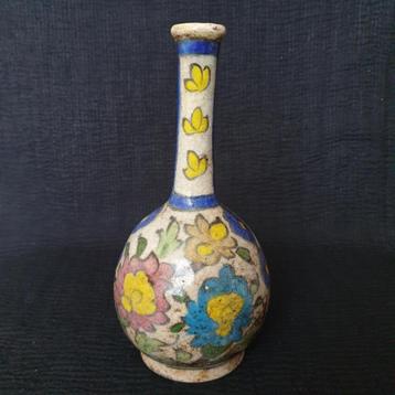 Antique 19th Century Perzië, Qajar, keramische vaas beschikbaar voor biedingen