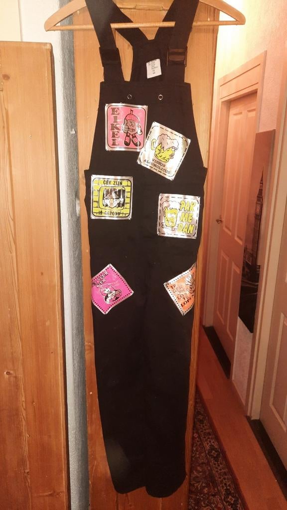 Zwarte tuinbroek maat 152 met carnaval stickers, Kinderen en Baby's, Carnavalskleding en Verkleedspullen, Ophalen, Gebruikt, Jongen of Meisje