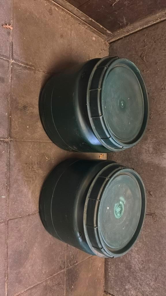 Twee groene voertonnen, Dieren en Toebehoren, Stalling en Weidegang, Toebehoren