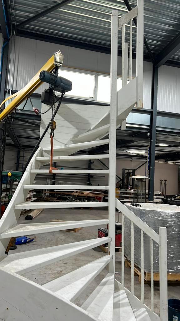 2 kwart trap hout 2920 hoog open, Doe-het-zelf en Verbouw, Ladders en Trappen, Zo goed als nieuw, 2 tot 4 meter, Ophalen of Verzenden