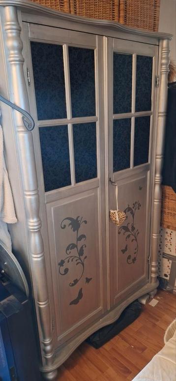 Leuke zilverkleurige kledingkast beschikbaar voor biedingen