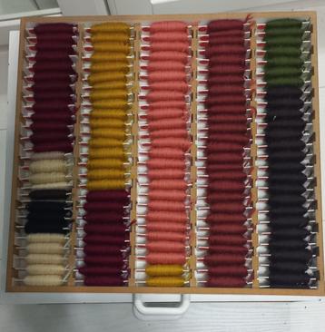 Ladekastje met heel veel kleuren DMC borduurzijde, -wol en.. beschikbaar voor biedingen