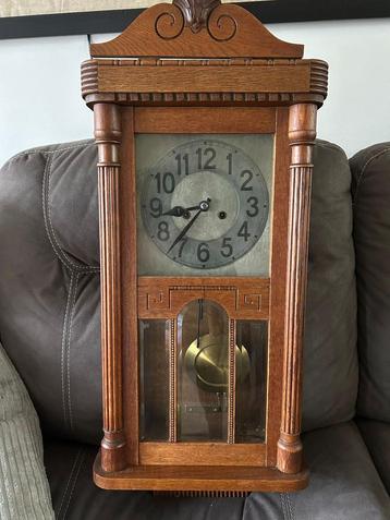 Regulateur klok beschikbaar voor biedingen