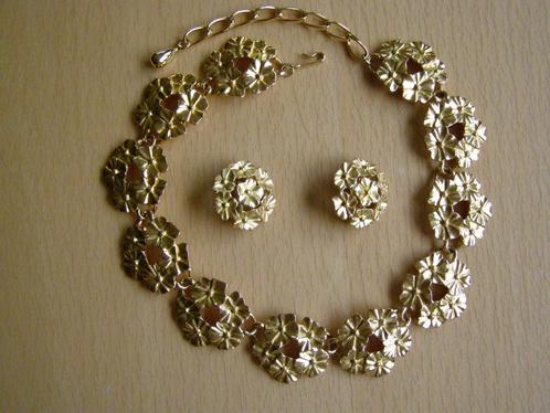 VINTAGE TRIFARI SET HALSKETTING EN OORCLIPS VERGULD BLOEMEN, Sieraden, Tassen en Uiterlijk, Kettingen, Zo goed als nieuw, Overige materialen