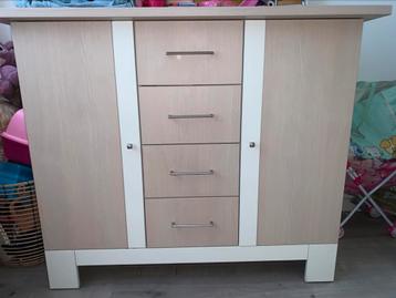 Creme/wit eiken commode, ruim met 4 lades en 2 deuren.  beschikbaar voor biedingen