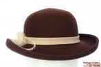 Vintage Dameshoed Marida bruin vilt met witte veren 54 = XS, 55 cm (S, 6⅞ inch) of minder, Hoed, Ophalen of Verzenden, Marida