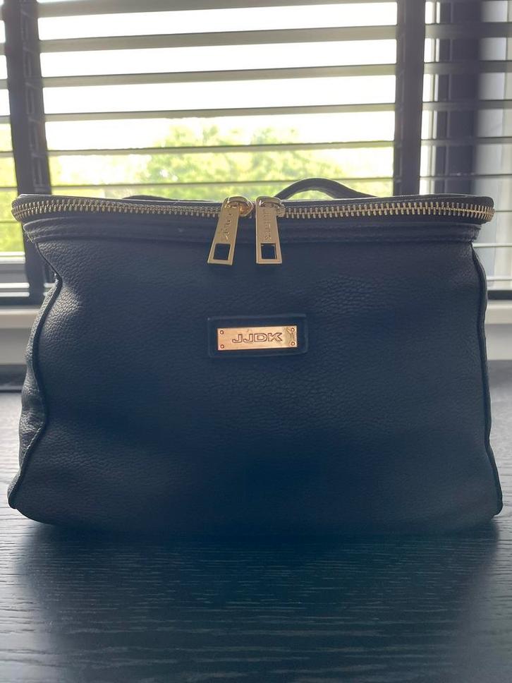 Toilettas JJDK zwart met goud, Sieraden, Tassen en Uiterlijk, Tassen | Reistassen en Weekendtassen, Zo goed als nieuw, Zwart, Minder dan 40 cm