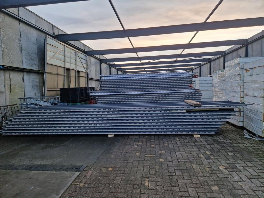700m2 Sandwichpanelen / Dakplaten 6cm dik, 7m lang, Doe-het-zelf en Verbouw, Dakpannen en Dakbedekking, Zo goed als nieuw, Overige materialen