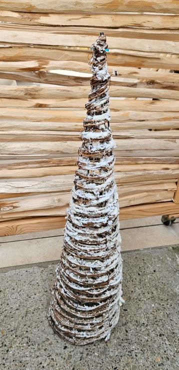 Kerstboom punt met kunstsneeiw  beschikbaar voor biedingen