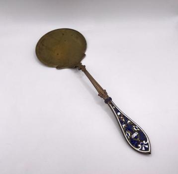 Russische serveerlepel met emaille beschikbaar voor biedingen