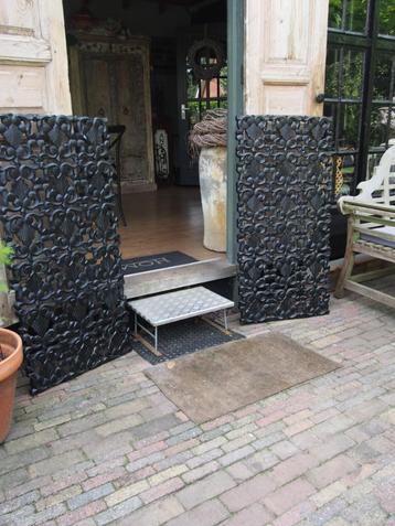 2 Grote Zwarte Wandpanelen/Ornamenten beschikbaar voor biedingen