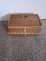 Vintage naaimandje, Hobby en Vrije tijd, Picknickmanden, Ophalen of Verzenden, Zo goed als nieuw