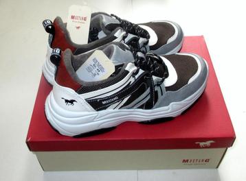 MUSTANG sneakers wandel schoenen, nieuwe maat 40.  beschikbaar voor biedingen