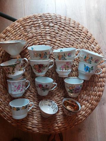 Vintage Kopjes met Bloemen beschikbaar voor biedingen