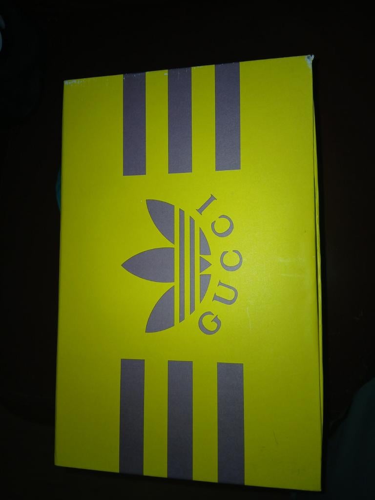 Gucci adidas lege doos, Eén persoon