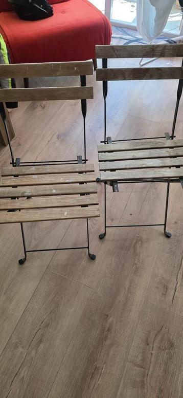 Twee houten bistro stoelen beschikbaar voor biedingen