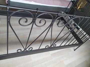 Mooi zwart staal bed