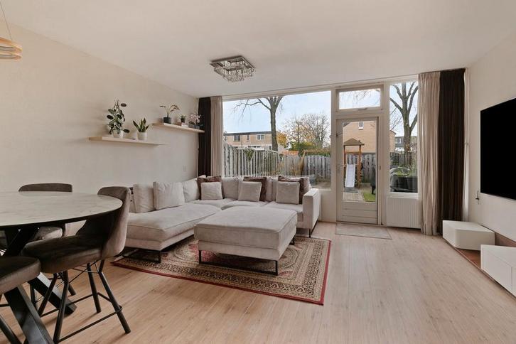 Beige Hoekbank met Hocker - Woonsquare Alkmaar, Huis en Inrichting, Banken | Bankstellen, Zo goed als nieuw, Vierpersoons of meer