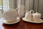 Elegant Aardewerk Servies - Theepot, Kopjes, Suikerpot, Huis en Inrichting, Keuken | Servies, Ophalen of Verzenden, Zo goed als nieuw