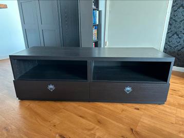TV-meubel met Witcher-accenten, zwart eikenbruin met 2 lades beschikbaar voor biedingen