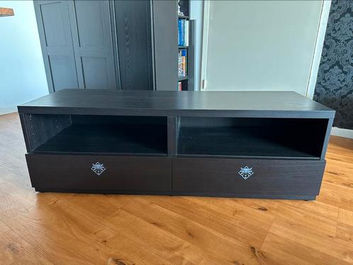 TV-meubel met Witcher-accenten, zwart eikenbruin met 2 lades, Huis en Inrichting, Kasten | Televisiemeubels, Zo goed als nieuw