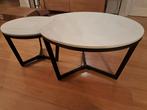 Twee salontafels met mat wit gemarmerd stenen blad en zwart, Huis en Inrichting, Tafels | Salontafels, Ophalen, 50 tot 100 cm