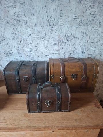 Set van 3 decoratieve houten koffertjes beschikbaar voor biedingen