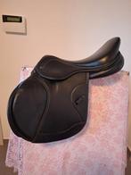 Ikonic Light springzadel 17" 2021 ( zwart), Dieren en Toebehoren, Paarden en Pony's | Zadels, Ophalen, Zo goed als nieuw, Springen