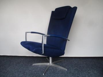 NIEUWSTAAT Prominent Twist design relax fauteuil blauw stof beschikbaar voor biedingen