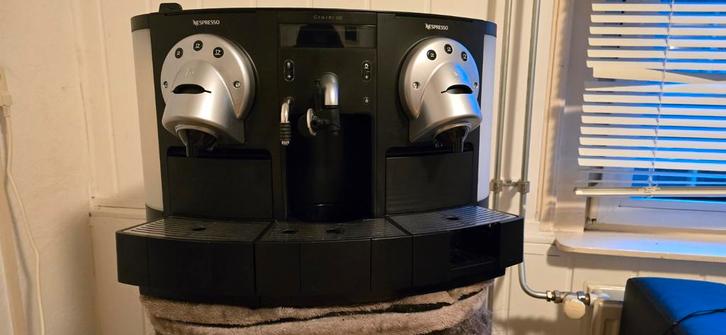Nespresso Gemini 220 Koffiemachine, Witgoed en Apparatuur, Koffiezetapparaten, Gebruikt, Koffiepads en cups, Espresso apparaat