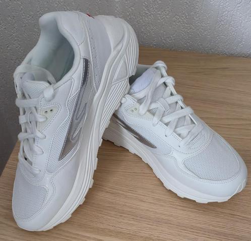 Hi-Tec Sneakers. Maat 42, Kleding | Heren, Schoenen, Nieuw, Sneakers of Gympen, Wit, Ophalen of Verzenden