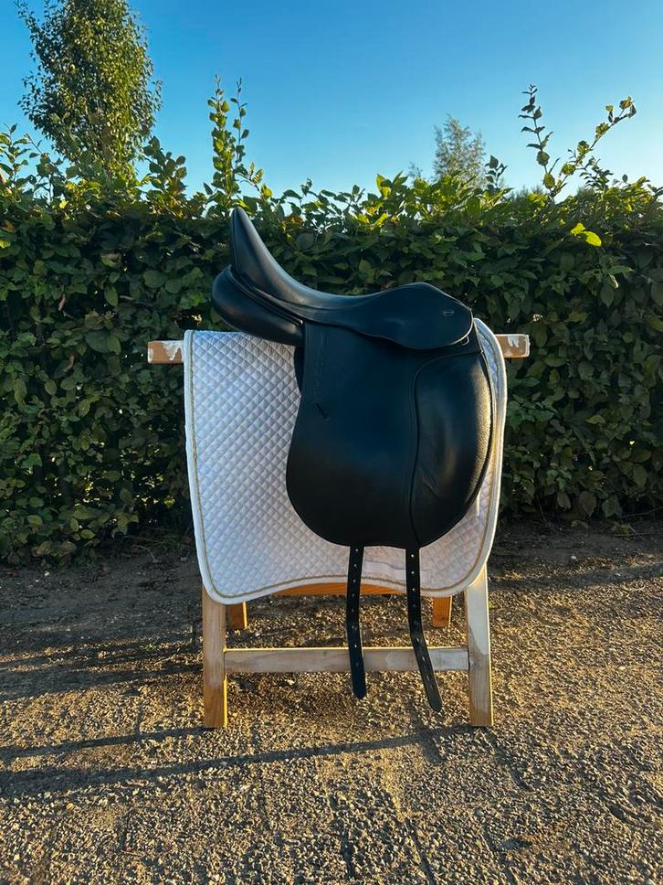 Prachtig Iconic dressuurzadel 17,5 inch medium boom, Dieren en Toebehoren, Paarden en Pony's | Zadels, Zo goed als nieuw, Dressuur