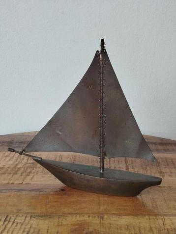 Minimalistisch beeldje van een zeilboot in koper beschikbaar voor biedingen
