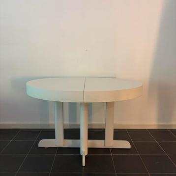 Oude witgelakte verlengbare (eet)tafel beschikbaar voor biedingen