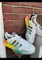 Nieuwe, ongedragen Adidas schoenen, maat 39, regenboogmotief, Kleding | Dames, Schoenen, Ophalen of Verzenden, Zo goed als nieuw