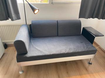 Antraciet grijs tweepersoons bankje met lamp beschikbaar voor biedingen