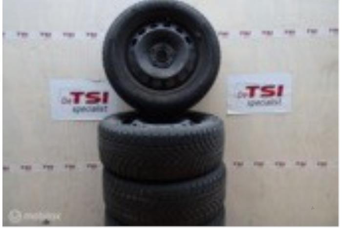 Velgen set + winterbanden van een Volkswagen Golf, Auto-onderdelen, Banden en Velgen, Personenwagen, Gebruikt, 3 maanden garantie