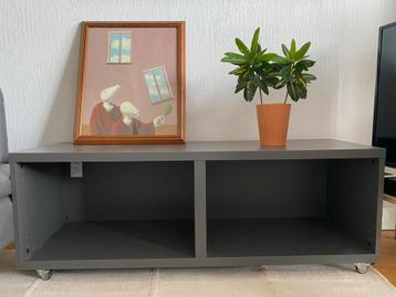 Tv-kast met wieltjes beschikbaar voor biedingen