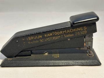 Vintage matzwart stalen nietmachine beschikbaar voor biedingen