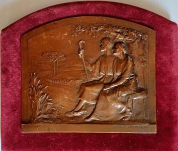 Antieke bronzen plaquette man en vrouw zitten op een bank beschikbaar voor biedingen