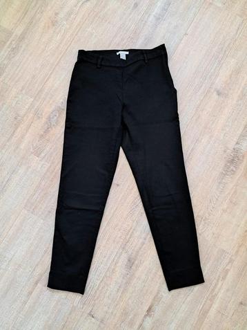 Zwarte pantalon beschikbaar voor biedingen