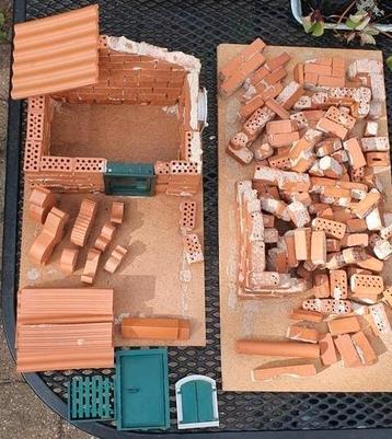 Baksteentjes, dakpannen, figuurtjes beschikbaar voor biedingen