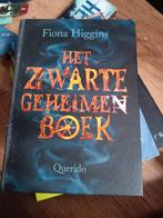 Fiona higgins het zwarte geheimen boek, Boeken, Kinderboeken | Jeugd | 13 jaar en ouder, Ophalen of Verzenden, Zo goed als nieuw