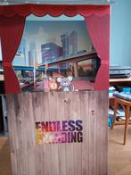 Poppenkast van karton met 10 figuren. Ophalen., Verzamelen, Poppenhuizen en Toebehoren, Ophalen, Gebruikt, Overige typen