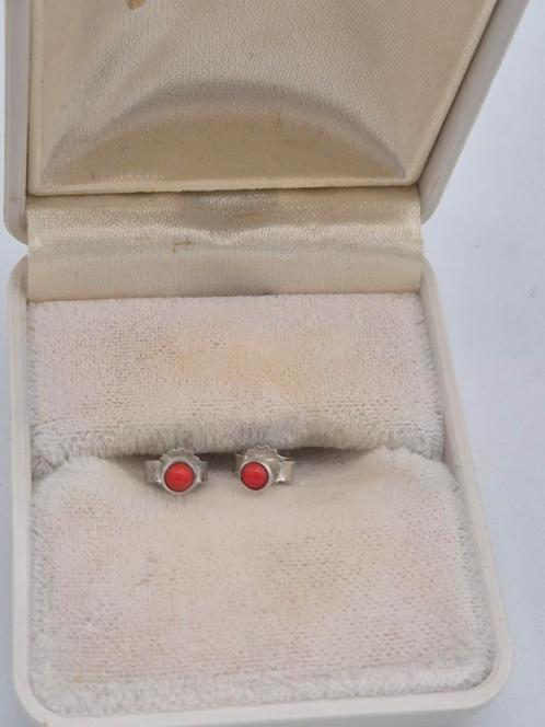 Zilveren oorknopjes bloedkoraal, Sieraden, Tassen en Uiterlijk, Oorbellen, Gebruikt, Zilver, Verzenden
