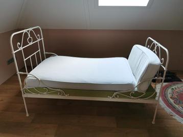 inklapbaar kinder bed mooi gebogen frame wit beschikbaar voor biedingen