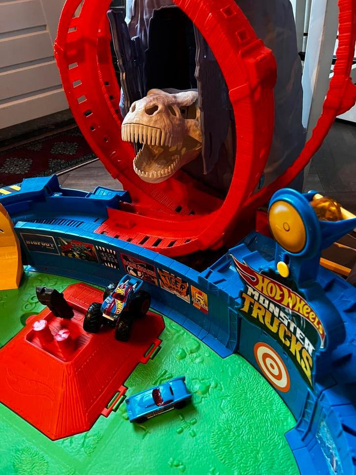 Hot Wheels monstertruck racebaan dino, Kinderen en Baby's, Speelgoed | Racebanen, Zo goed als nieuw, Handmatig, Hot Wheels, Ophalen of Verzenden