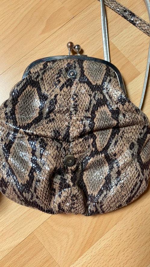 Schouder tas uitgaan stappen slangenprint met klip drukknoop, Sieraden, Tassen en Uiterlijk, Tassen | Schoudertassen, Zo goed als nieuw