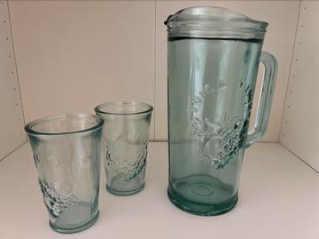 Waterkan Sapkan  met twee glazen beschikbaar voor biedingen